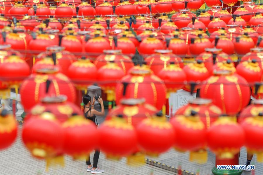 MALAYSIA-KUALA LUMPUR-CHINESE NEW YEAR-RED LANTERN