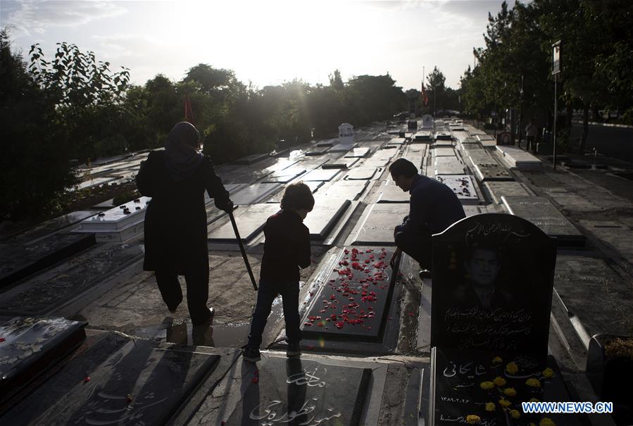 IRAN-TEHRAN-EID AL-FITR HOLIDAY-CEMETERY