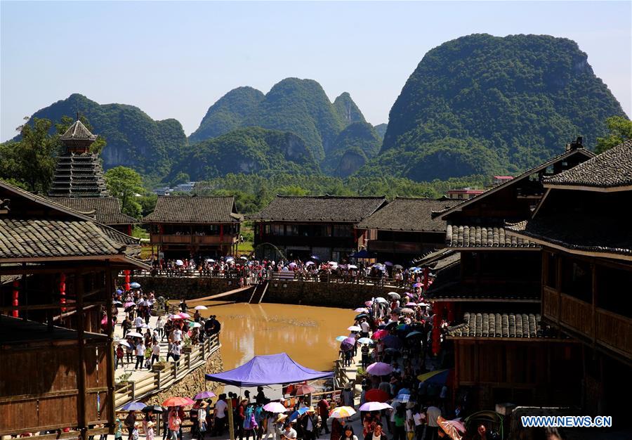 #CHINA-RONGSHUI-LABOR DAY HOLIDAY-TOURISM (CN)