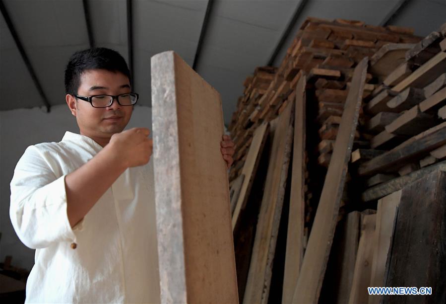 CHINA-HENAN-LANKAO-"GUQIN" MAKER (CN)