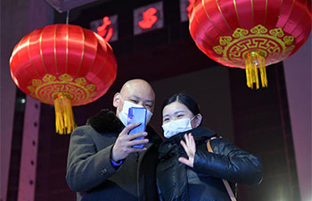 Pic story: couple working at Nanchang Railway Station