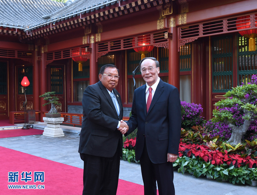 5月13日，中共中央政治局常委、中央纪委书记王岐山在北京钓鱼台国宾馆会见老挝人民革命党中央总书记、国家主席本扬。 新华社记者 饶爱民摄