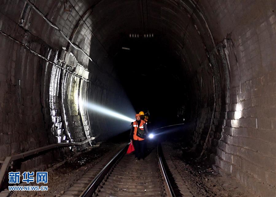 （走基层 听民声）（6）铁路守护者 隧道“打冰人”