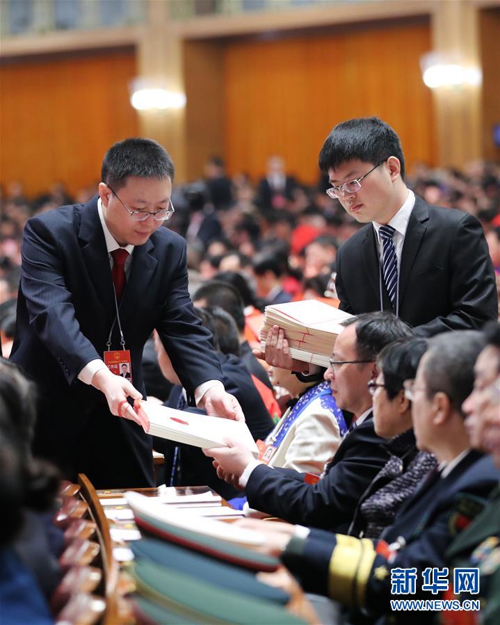 （两会）（6）十三届全国人大一次会议举行第五次全体会议