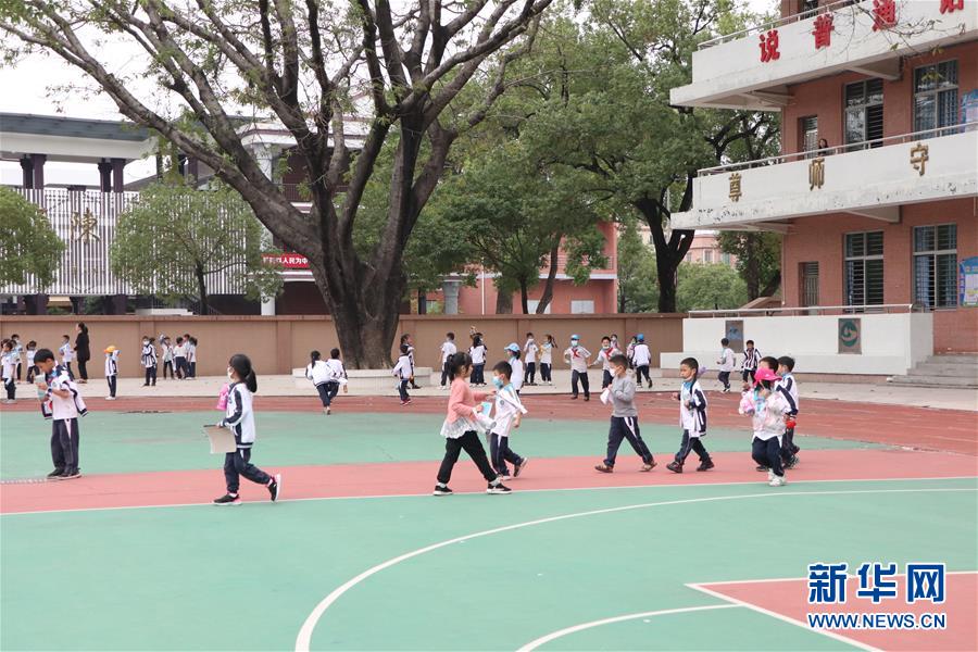 （全面建成小康社会“百城千县万村调研行”·图文互动）（4）产业强起来 精神富起来——广东潢涌“落后地”变“明星村”的小康之路