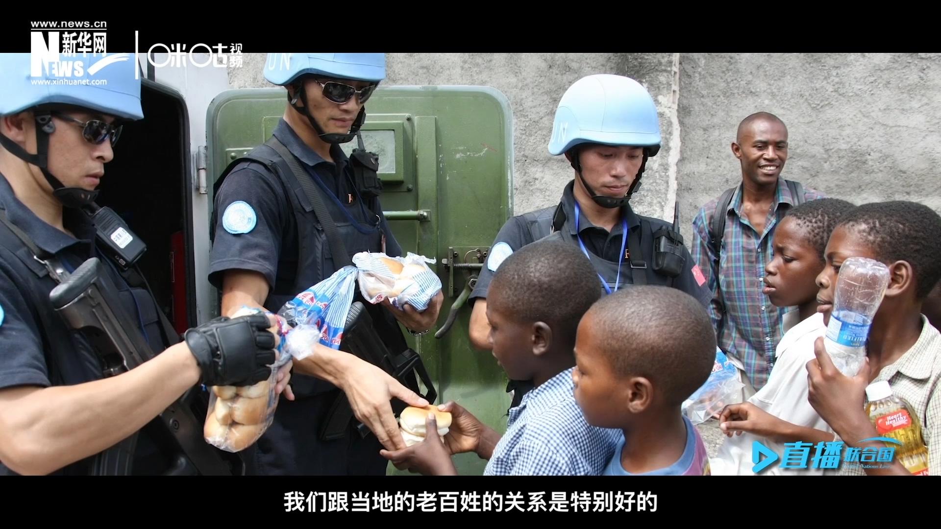 这群胸前印着五星红旗的警察，在当地民众心里有着沉甸甸的份量，也传递出许多的善意与感动。