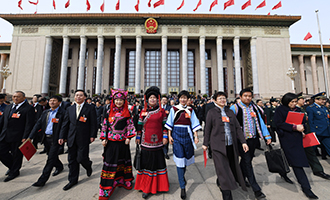 闭幕会后，代表走出人民大会堂